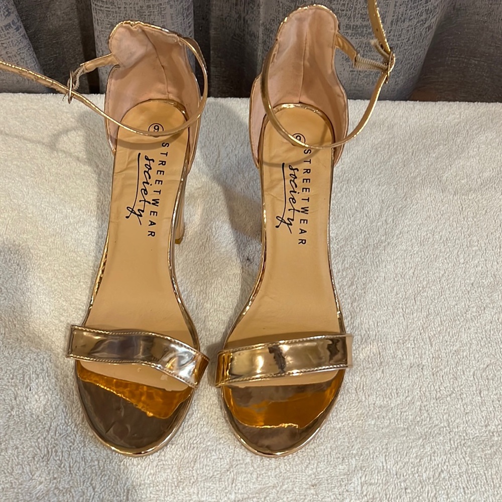 Used an in great condition no marks on the shoes